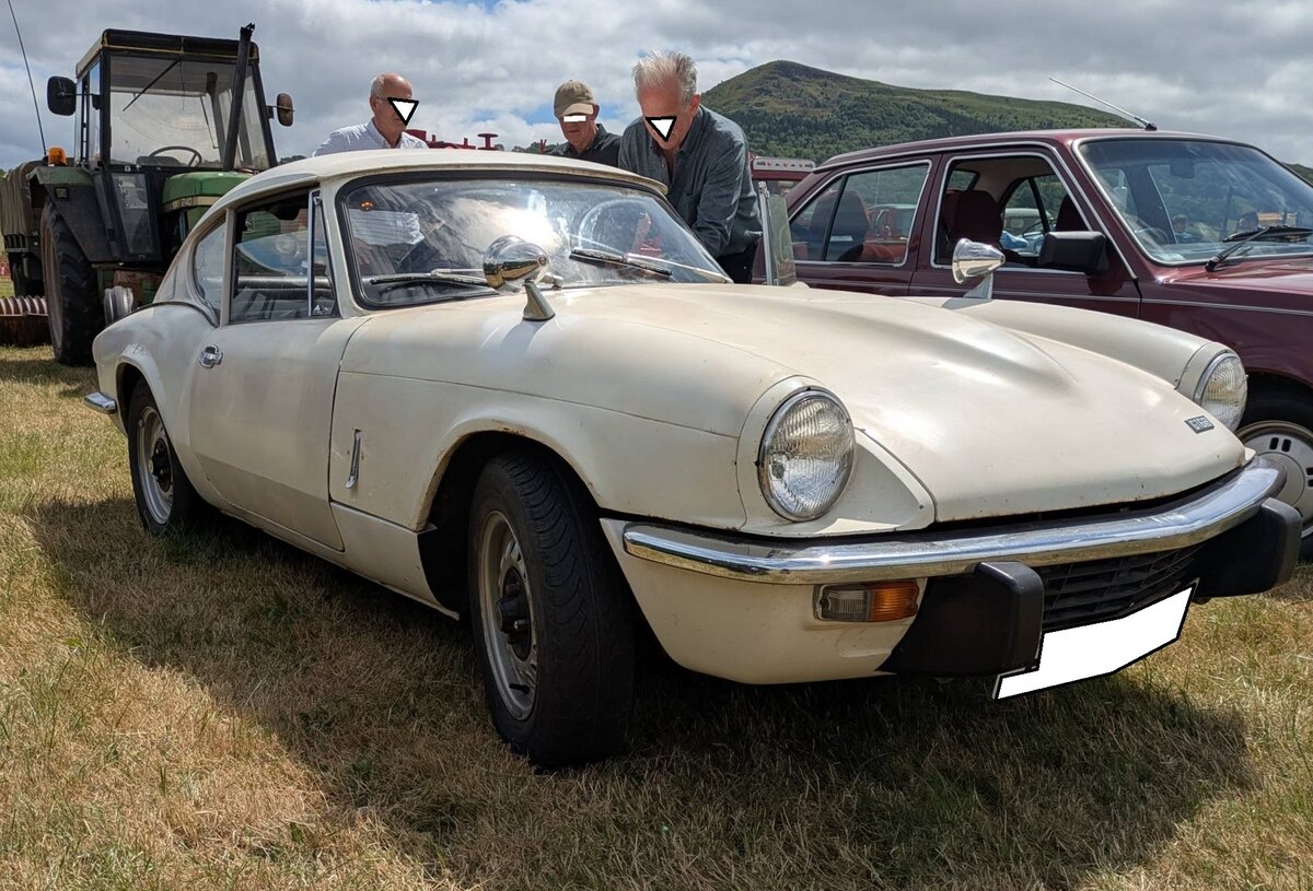 Triumph GT6 MK3. Der GT6 MK3 war die letzte Ausbaustufe dieses Modelles und wurde von 1970 bis 1973 produziert. Das auf Basis des preisg�nstigen Sportwagens Spitfire konstruierte Coupe GT6 wurde bereits 1966 vorgestellt. Allerdings war im Coupe anstatt eines 1.3l Motors ein Sechszylinderreihenmotor mit einem Hubraum von 1998 cm� und einer Leistung von 104 PS verbaut. Der gezeigte GT6 MK3 wurde 1971 erstmals zugelassen und d�rfte, laut Farbkarte, im Farbton triumph white lackiert sein. Classic car meeting in Pontypool/South Wales am 17.05.2025.