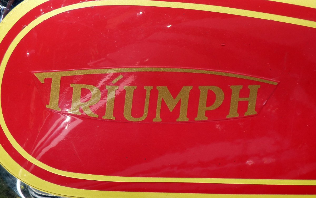 Triumph, Schriftzug an einem Oldtimer-Motorrad, der Nrnberger Motorradhersteller baute 1903 seine erste Maschine, Aug.2013 