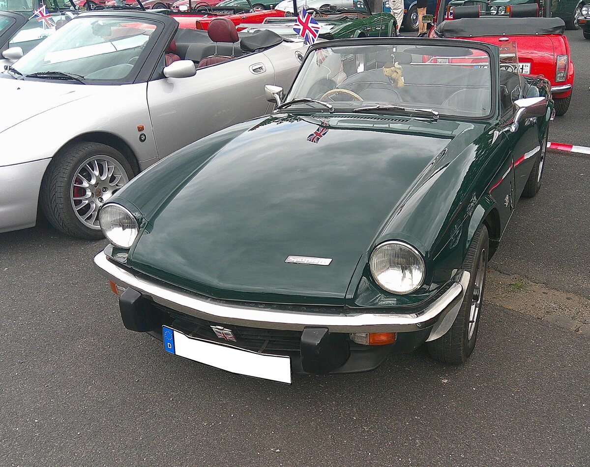 Triumph Spitfire MK IV, der Modelljahre von 1970 bis 1974. Der Spitfire wurde bereits 1962 vorgestellt. Im Laufe der langen Produktionszeit �nderte sich am Spitfire einiges. Der Mk IV hat einen Vierzylinderreihenmotor, der aus einem Hubraum von 1296 cm� 60 PS leistet. Der gezeigte  Spiti  d�rfte im Farbton emerald green lackiert sein. 10. BCMM ( B ritish C ar M otorcycle M eeting) am 19.07.2026 an Mo´s Bikertreff in Krefeld.
 