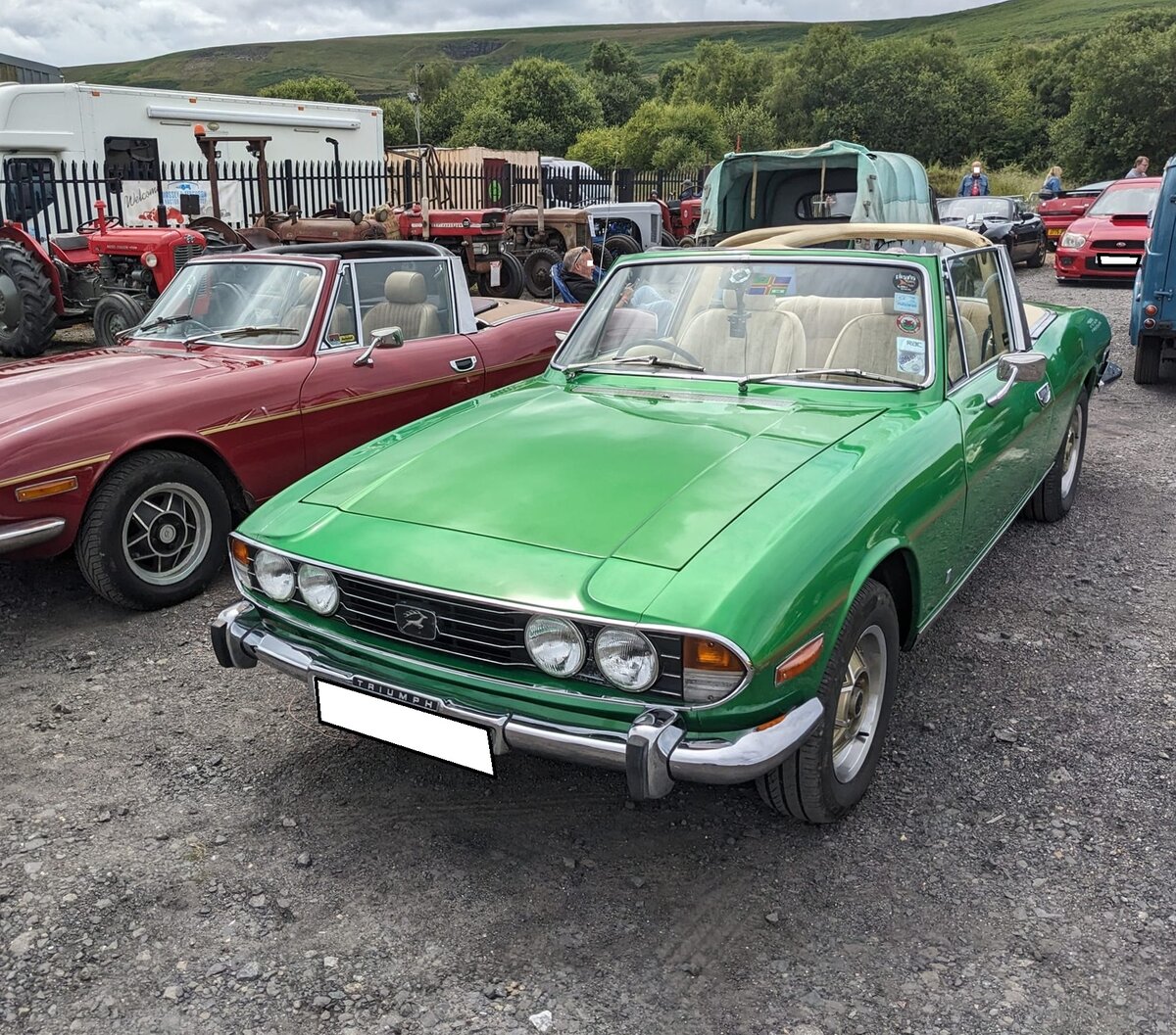 Triumph Stag MK2 im Farbton java green, gebaut von 1970 bis 1977. Der gezeigte  Stag  wurde 1976 erstmalig zugelassen. Triumph verkaufte während der Produktionszeit genau 25.877 Fahrzeuge dieses Typs. Der V8-Motor hat einen Hubraum von 2997 cm³ und leistet 148 PS. Die Höchstgeschwindigkeit wurde mit 193 km/h angegeben. Classic car meeting am 13.07.2024 in Blaenavon/South-Wales. 