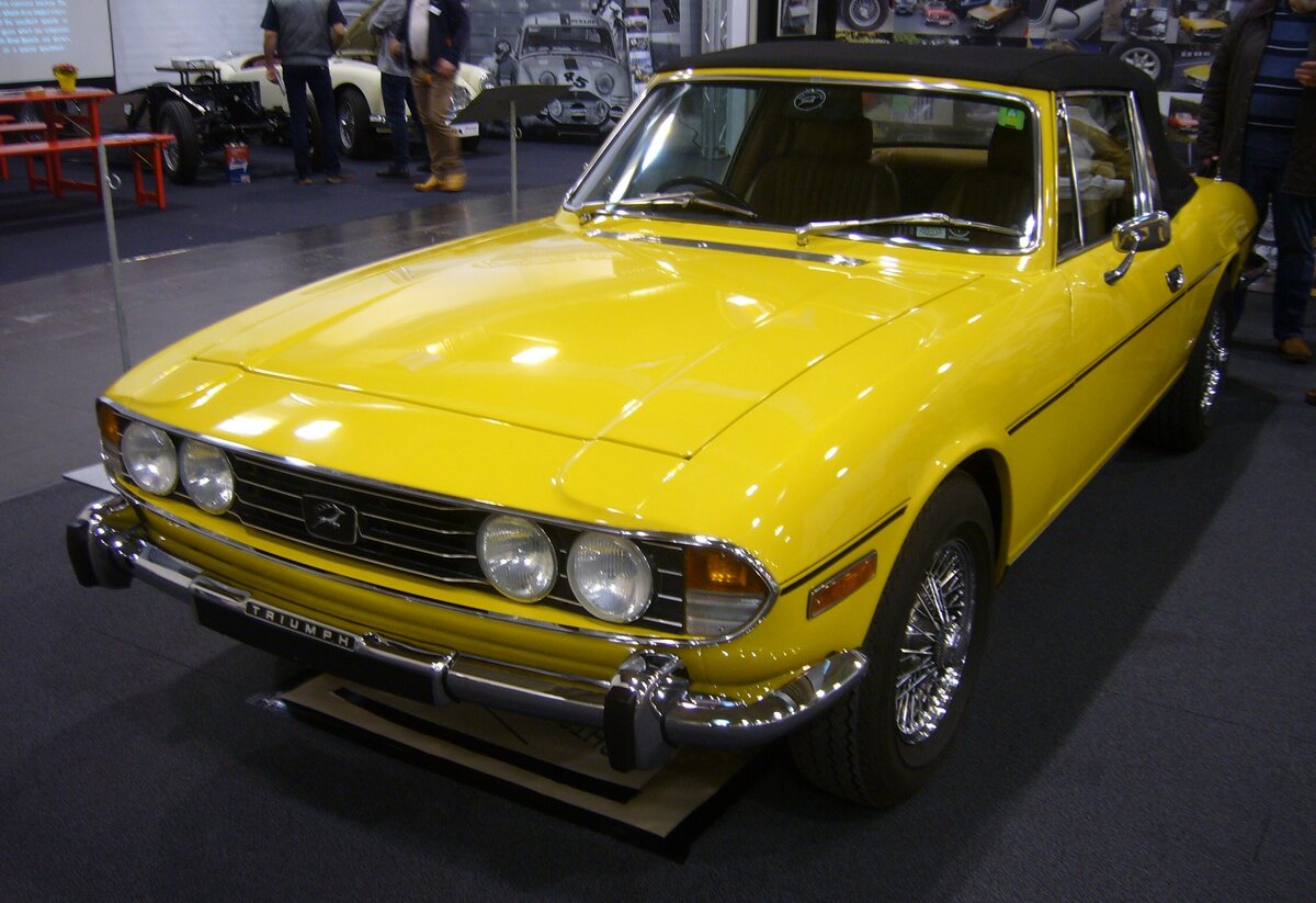 Triumph Stag MK2 im Farbton mimosa yellow, gebaut von 1970 bis 1977. Triumph verkaufte während der gesamten Produktionszeit genau 25.877 Fahrzeuge dieses Typs. Der V8-Motor hat einen Hubraum von 2997 cm³ und leistet 148 PS. Die Höchstgeschwindigkeit wurde mit 193 km/h angegeben. Techno Classica Essen am 13.04.2023.