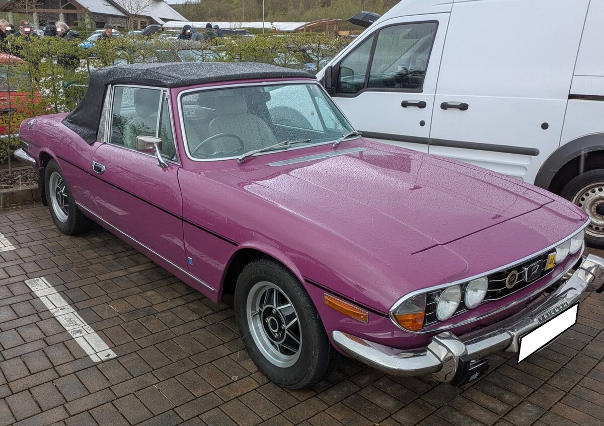 Triumph Stag MK2 im recht selten bestellten Farbton magenta, gebaut von 1970 bis 1977. Der gezeigte  Stag  wurde 1973 erstmalig zugelassen. Triumph verkaufte w�hrend der Produktionszeit genau 25.877 Fahrzeuge dieses Typs. Der V8-Motor hat einen Hubraum von 2997 cm� und leistet 148 PS. Die H�chstgeschwindigkeit wurde mit 193 km/h angegeben. Sirhowy Valley (S�dwales) Classic car meeting im April 2025.