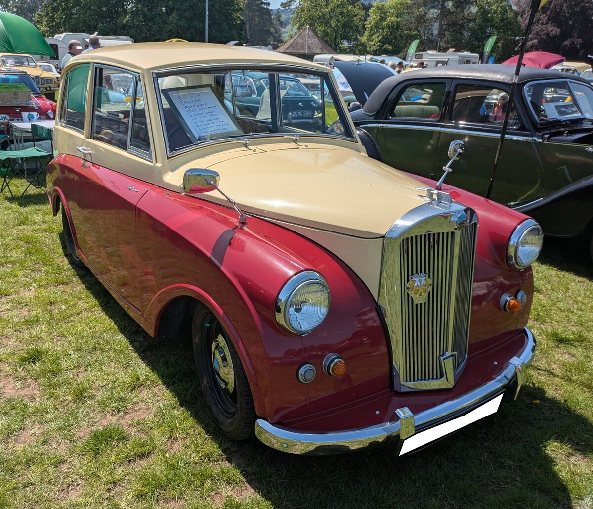 Triumph T1200  Mayflower  aus dem Jahr 1953. Der Triumph 1200 mit der Verkaufsbezeichnung  Mayflower  wurde 1949 vorgestellt und war bis 1953 im Verkaufsprogramm. Im Grunde wirkt der  Mayflower  wie ein Rolls Royce im Kleinformat. W�hrend der f�nfj�hrigen Produktionszeit wurden fast 34.000 Autos dieses Typs produziert. Ein solches Auto kostete bei seiner Markteinf�hrung in seinem Heimatland 505,00 Pound Sterling. Angetrieben wird der Wagen von einem Vierzylinderreihenmotor mit einem Hubraum von 1247 cm� und einer Leistung von 38 PS. Die H�chstgeschwindigkeit betr�gt 100 km/h. Abergavenny Steam and Vintage Show am 27.05.2023.