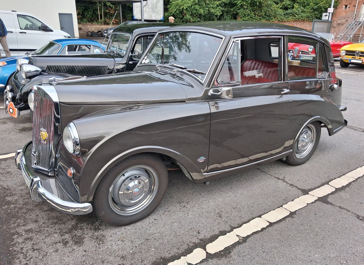 Triumph T1200  Mayflower  aus dem Jahr 1952. Der Triumph 1200 mit der Verkaufsbezeichnung  Mayflower  wurde 1949 vorgestellt und war bis 1953 im Verkaufsprogramm. Im Grunde wirkt der  Mayflower  wie ein Rolls Royce im Kleinformat. W�hrend der f�nfj�hrigen Produktionszeit wurden fast 34.000 Autos dieses Typs produziert. Ein solches Auto kostete bei seiner Markteinf�hrung in seinem Heimatland 505,00 Pound Sterling. Angetrieben wird der Wagen von einem Vierzylinderreihenmotor mit einem Hubraum von 1247 cm� und einer Leistung von 38 PS. Die H�chstgeschwindigkeit betr�gt 100 km/h. Der gezeigte Wagen wurde 1952 in Norwegen erstmalig zugelassen. 13. Saarner Oldtimer-Cup am 30.08.2026 in M�lheim an der Ruhr/Saarn.