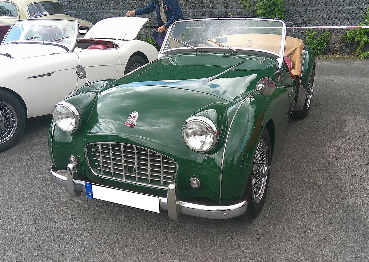 Triumph TR3 im Farbton british racing green, gebaut von 1955 bis 1957. Die TR3 Roadster aus Coventry waren ein Verkaufsschlager. Der Vierzylinderreihenmotor leistet 95 PS aus einem Hubraum von 1991 cm�. Im Jahr 1957 erschien der Facegeliftete TR3A der noch bis 1962 mit der gleichen Motorisierung weiter gebaut wurde. Der gezeigte Wagen wurde 1956 erstmalig zugelassen. 10. BCMM ( B ritish C ar M otorcycle M eeting) am 19.07.2026 an Mo´s Bikertreff in Krefeld.