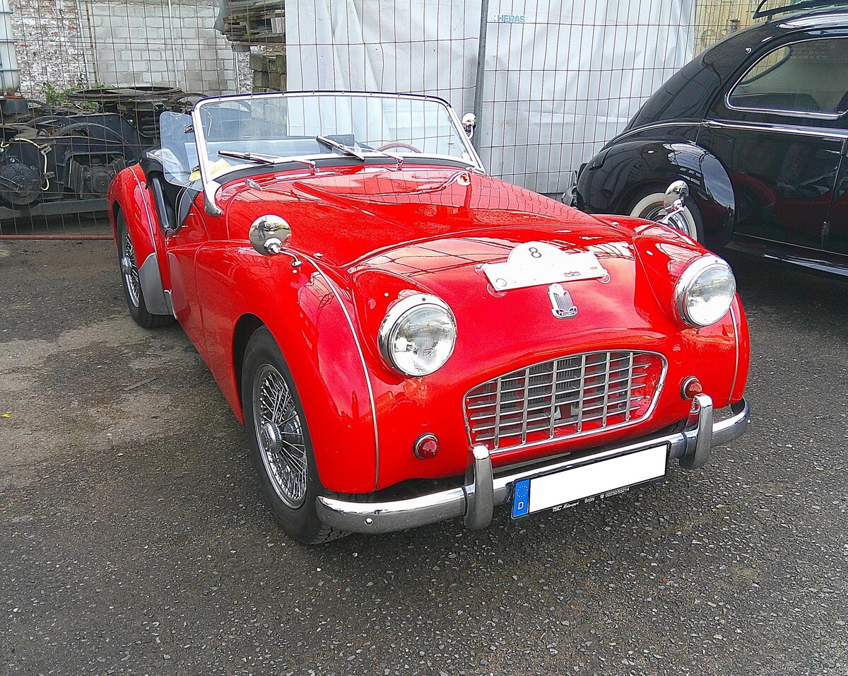 Triumph TR3 im Farbton signalred, gebaut von 1955 bis 1957. Die TR3 Roadster aus Coventry waren ein Verkaufsschlager. Der Vierzylinderreihenmotor leistet 95 PS aus einem Hubraum von 1991 cm�. Im Jahr 1957 erschien der Facegeliftete TR3A der noch bis 1962 mit der gleichen Motorisierung weiter gebaut wurde. Der gezeigte Wagen wurde Anfang 1957 erstmalig zugelassen. Sammelplatz zur Landpartie des AMC M�lheim/Ruhr am 03.10.2026.