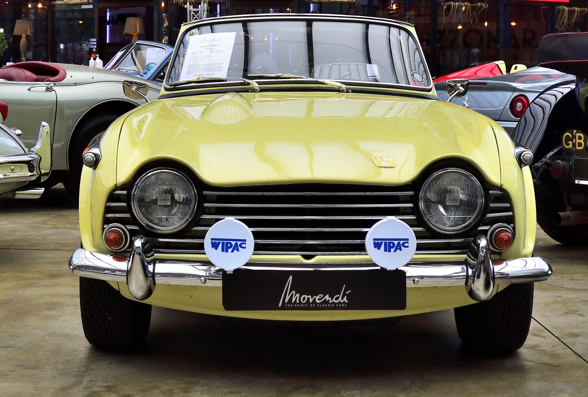 Triumph TR5 Pi, ein von Juli 1967 bis September 1968 produzierter Roadster. Gesehen in der Remise Düsseldorf (ex Meilenwerk), am 6.8.21