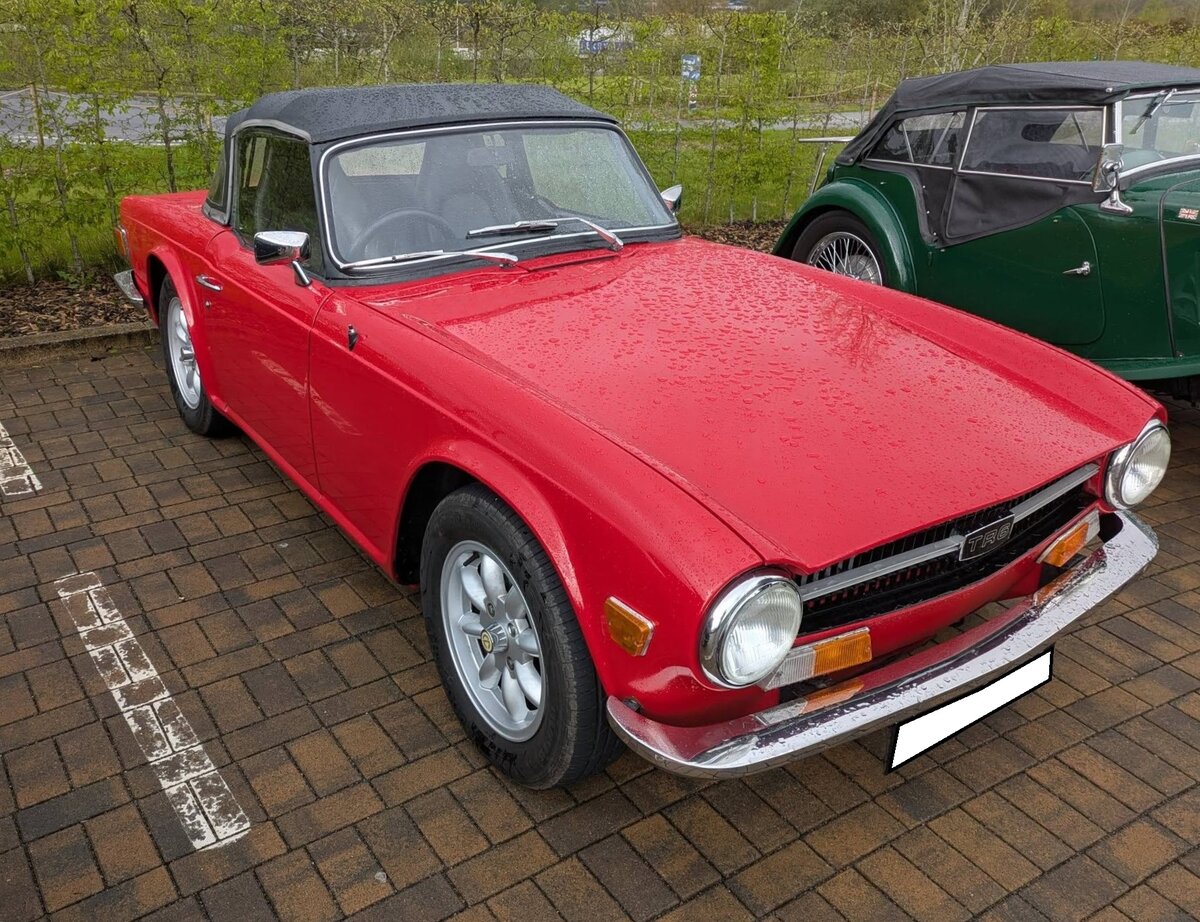 Triumph TR6 im Farbton signal red, produziert in den Jahren von 1970 bis 1976. Im Jahr 1970 erschien der letzte Abk�mmling der klassischen Triumph TR-Baureihe in Form des TR6. Die Karosserie hatte der legend�re Italiener Giovanni Michelotti (*1921 +1980) gezeichnet. Der Sechszylinderreihenmotor des TR6 stammt vom Triumph 2000 und wurde auf 2498 cm� Hubraum aufgebohrt. Dieser Motor leistet 150 PS und beschleunigt den TR6 auf eine H�chstgeschwindigkeit von 190 km/h. Der gezeigte TR6 wurde 1971 erstmalig zugelassen. Sirhowy Valley (S�dwales) Classic car meeting im April 2025.