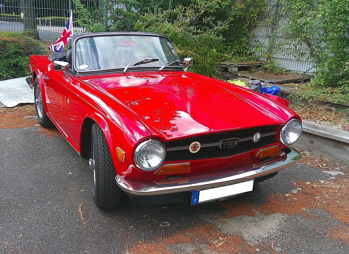 Triumph TR6 im Farbton signal red, produziert in den Jahren von 1970 bis 1976. Im Jahr 1970 erschien der letzte Abk�mmling der klassischen Triumph TR-Baureihe in Form des TR6. Die Karosserie hatte der legend�re Italiener Giovanni Michelotti (*1921 +1980) gezeichnet. Der Sechszylinderreihenmotor des TR6 stammt vom Triumph 2000 und wurde auf 2498 cm� Hubraum aufgebohrt. Dieser Motor leistet 150 PS und beschleunigt den TR6 auf eine H�chstgeschwindigkeit von 190 km/h. 10. BCMM ( B ritish C ar M otorcycle M eeting) am 19.07.2026 an Mo´s Bikertreff in Krefeld.