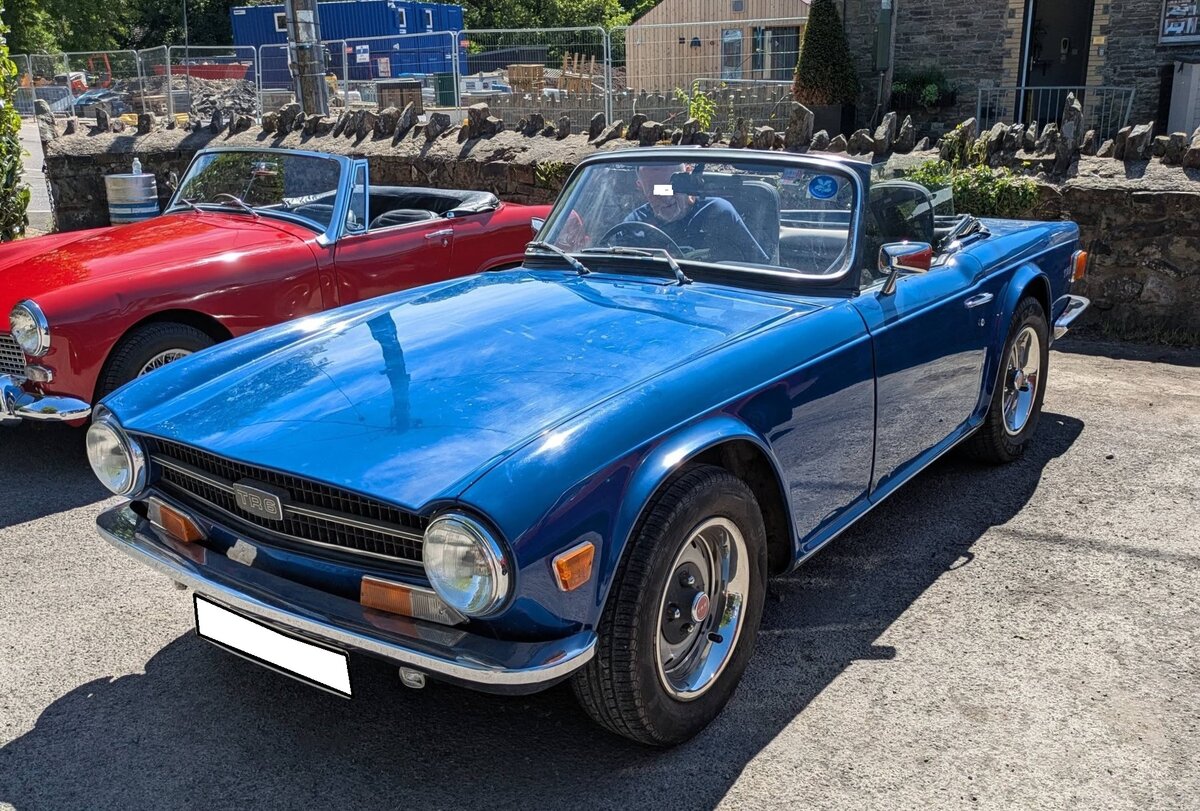 Triumph TR6 im Farbton valencia blue, produziert in den Jahren von 1970 bis 1976. Im Jahr 1970 erschien der letzte Abk�mmling der klassischen Triumph TR-Baureihe in Form des TR6. Die Karosserie hatte der legend�re Italiener Giovanni Michelotti (*1921 +1980) gezeichnet. Der Sechszylinderreihenmotor des TR6 stammt vom Triumph 2000 und wurde auf 2498 cm� Hubraum aufgebohrt. Dieser Motor leistet 150 PS und beschleunigt den TR6 auf eine H�chstgeschwindigkeit von 190 km/h. Der gezeigte TR6 wurde 1972 erstmalig zugelassen. Breakfast Classic meeting in Pontneddfechan/South Wales am 30.05.2026.
