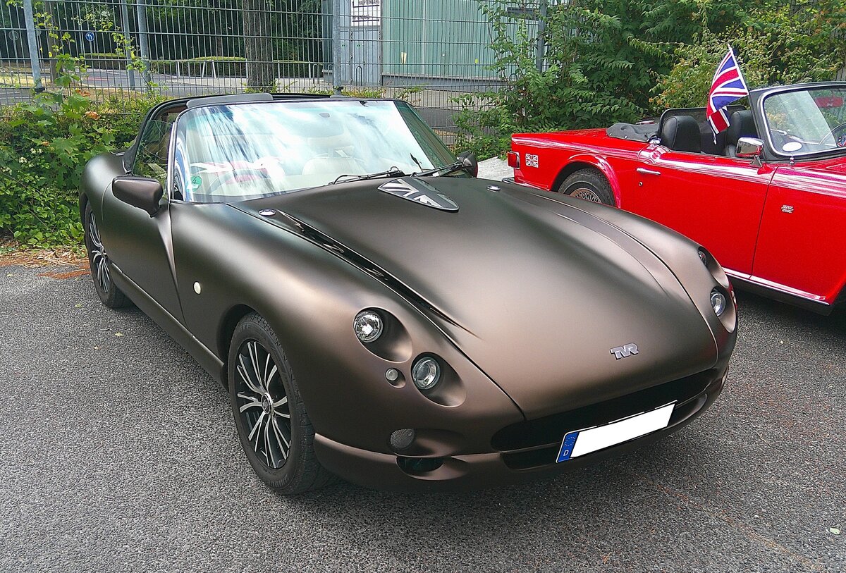 TVR Chimaera. Von 1992 bis ins Jahr 2003 baute die die Firma TVR aus dem englischen Blackpool dieses Roadster-Modell. Der Sportwagen konnte unter unterschiedlichen Typenbezeichnungen mit drei verschiedenen V8-Motoren aus dem Hause Rover geordert werden: 3950 cm� mit 228 PS, 235 PS oder 240 PS, 4546 cm� mit 285 PS und als Toppmodell 4988 cm� mit 320 PS. Mit dem st�rksten Motor war eine H�chstgeschwindigkeit von 269 km/h m�glich. 10. BCMM ( B ritish C ar M otorcycle M eeting) am 19.07.2026 an Mo´s Bikertreff in Krefeld.