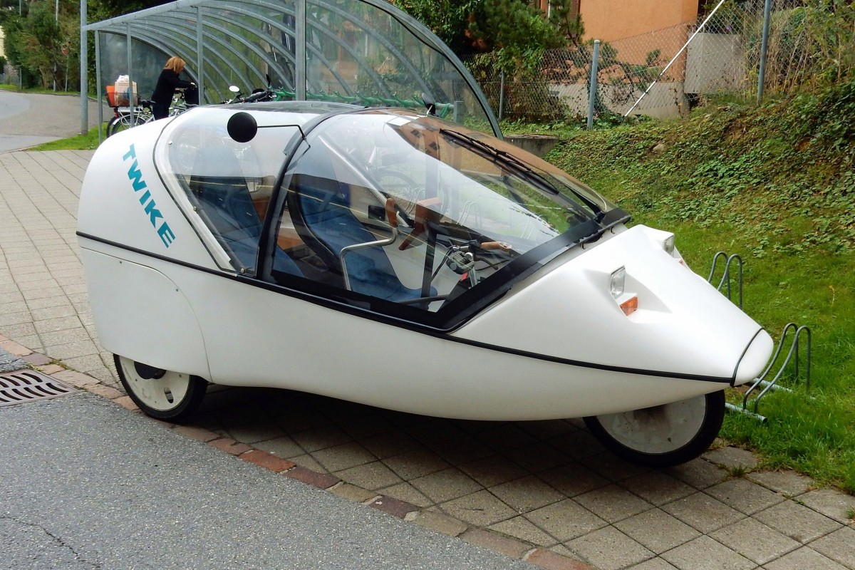 Twike, dreirädriges Leichtelektromobil mit Pedalantrieb für Fahrer und Beifahrer. Aufgenommen am 30. September 2015 in Wetzikon, Kanton Zürich, Schweiz