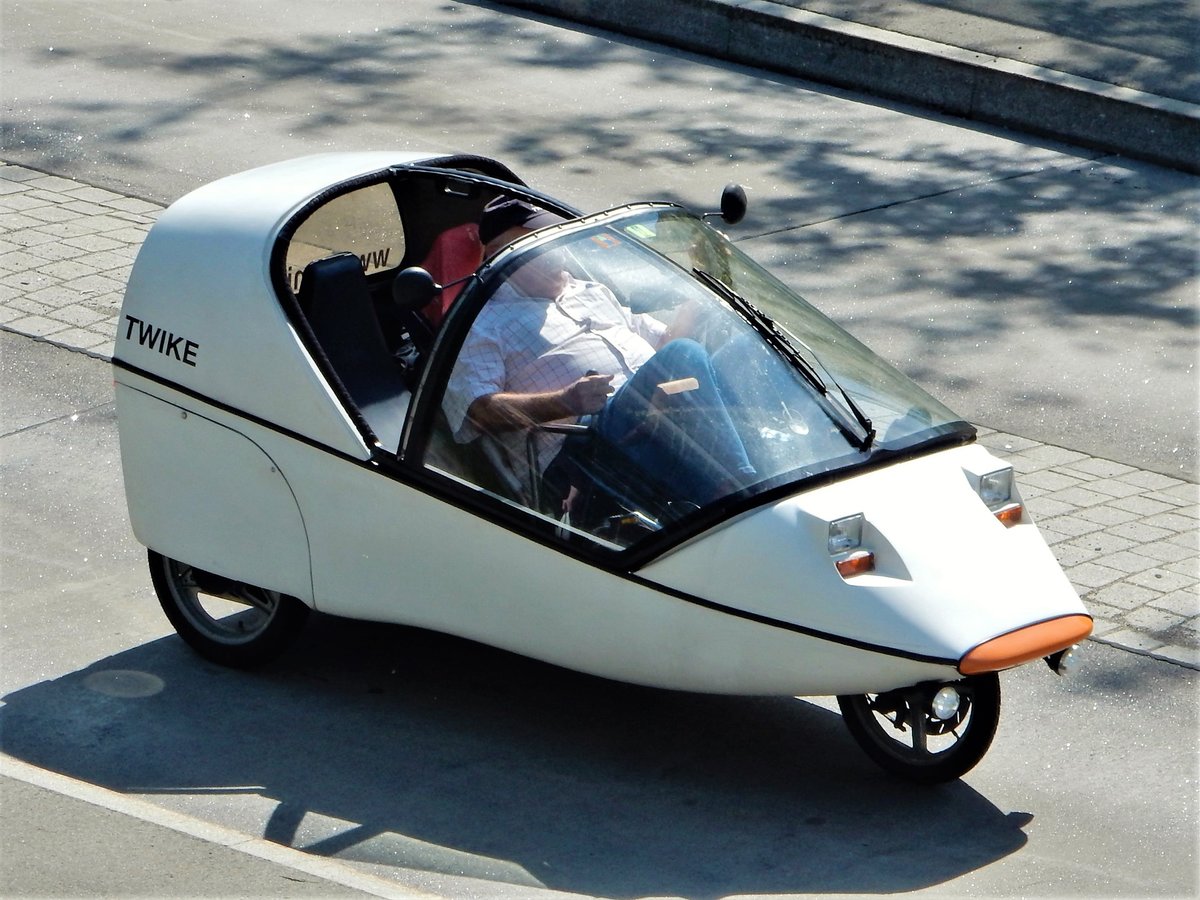 Twike, dreirädriges Leichtelektromobil mit Pedalantrieb für Fahrer und Beifahrer. Aufgenommen am 9. Mai 2018 in Wetzikon, Kanton Zürich, Schweiz