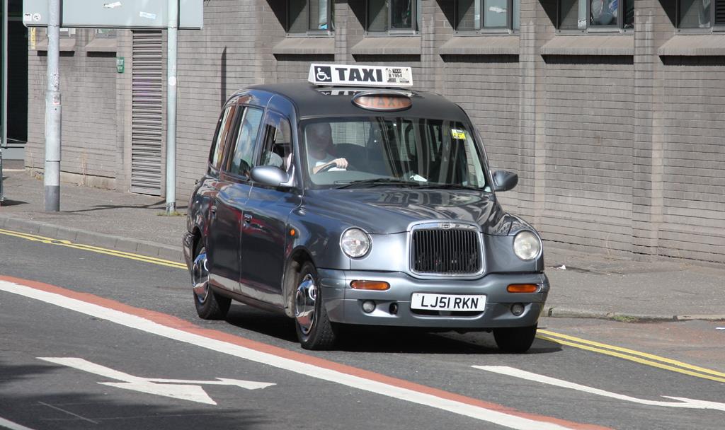 TX Taxi in der City von Belfast am 22.09.2018.