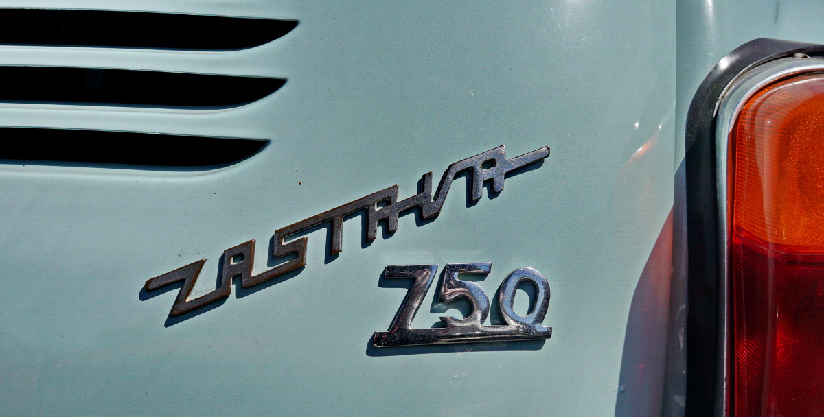 Typenbezeichnung an einem Zastava 750 (FIAT 600) von 1969. Foto:32. Oldtimertage Berlin-Brandenburg; 13.05.2019