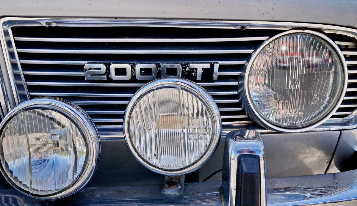 Typenbezeichnung auf dem Kühlergrill eines BMW 2000TI. Baujahr um 1966. Foto:32. Oldtimertage Berlin-Brandenburg; 13.05.2019