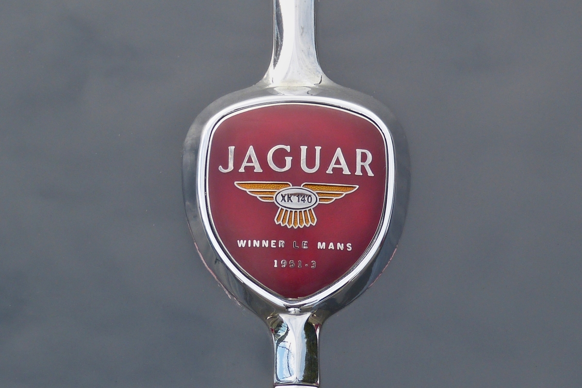 Typenschild auf der Heckklappe des Jaguar XK 140 DHC SE. 01.10.2021