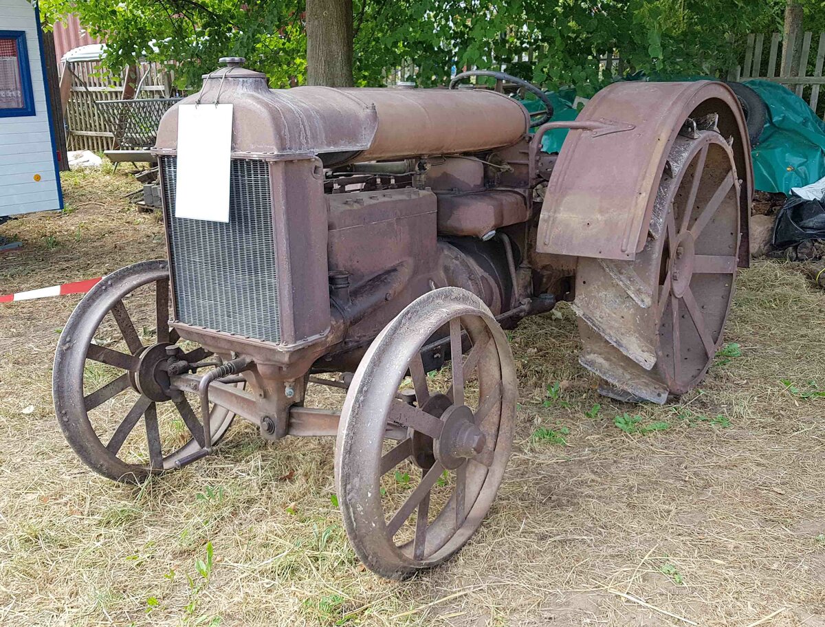 =unbekannter Traktor, gesehen bei der Oldtimerausstellung in Uttrichshausen, 07-2022
