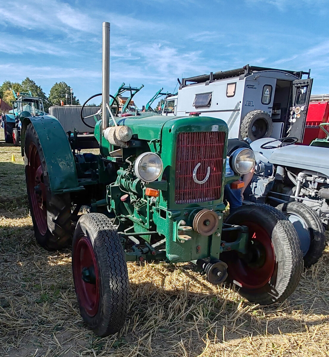 =unbekannter Traktor, gesehen bei der Oldtimerausstellung der OLDTIMERFREUNDE OHMTAL in Dannenrod, 09-2025