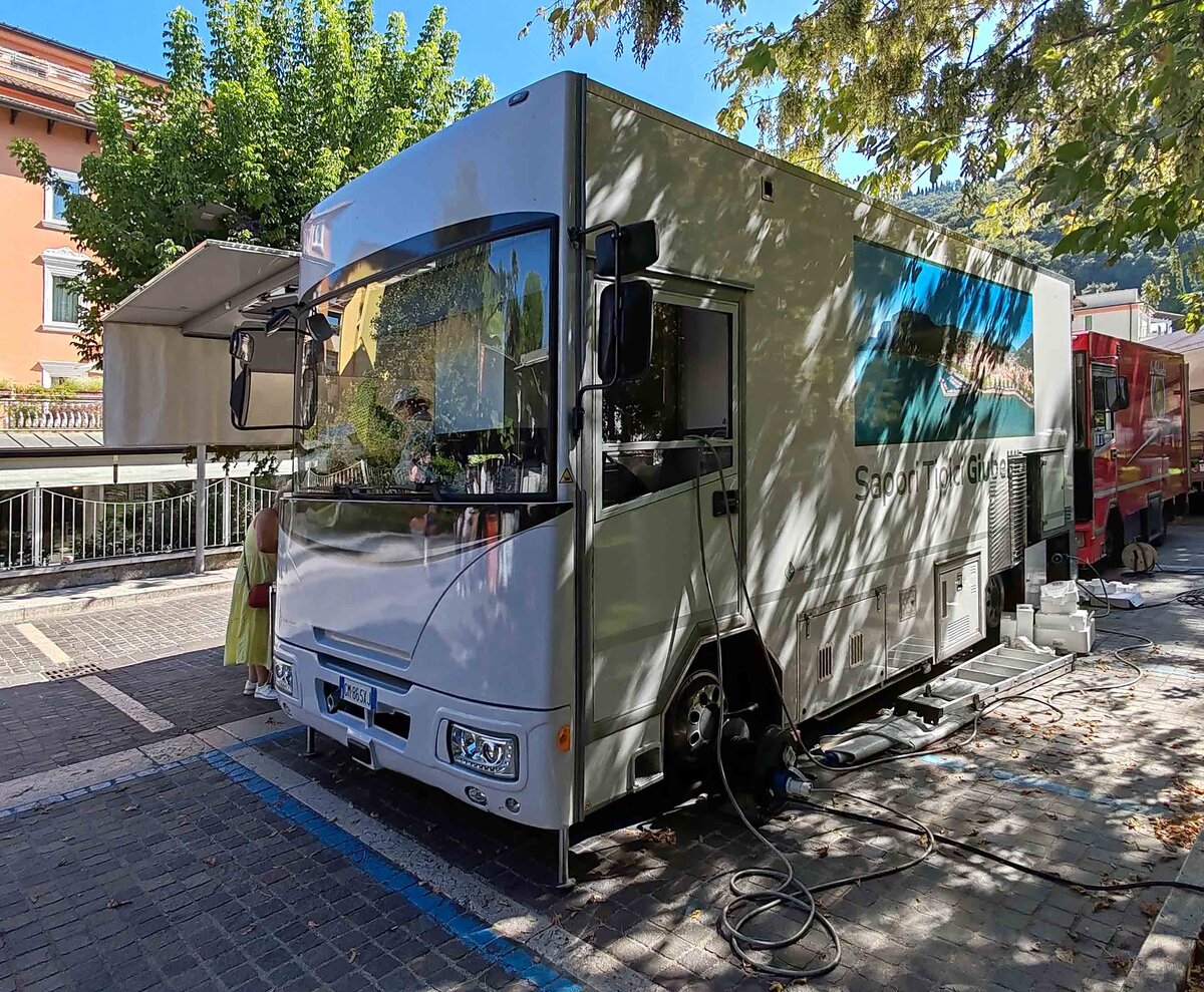 =unbekannter Verkaufswagen steht in einer Gemeinde am Gardasee, 09-2025