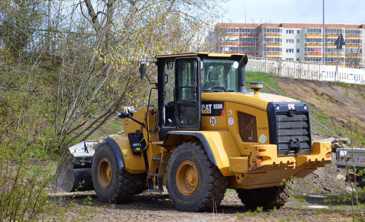 Und dieser mittelgroße CAT 938 M Radlader (Mietbaumaschine) kommt auf dieser Baustelle in Berlin Marzahn auch zum Einsatz, 05.04.22