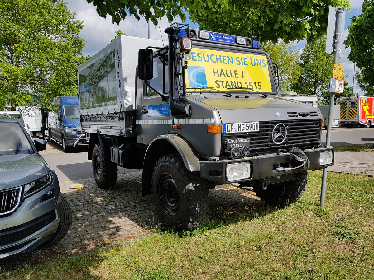 =Unimog 1300 L von BLAULICHTVERKAUF steht auf dem Parkplatz der RettMobil 2022 in Fulda, 05-2022