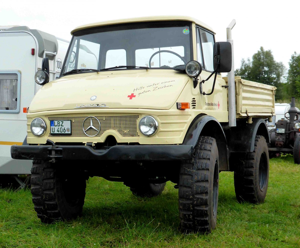 Unimog 406 in DRK-Lackierung, gesehen in Alt Schwerin im August 2014