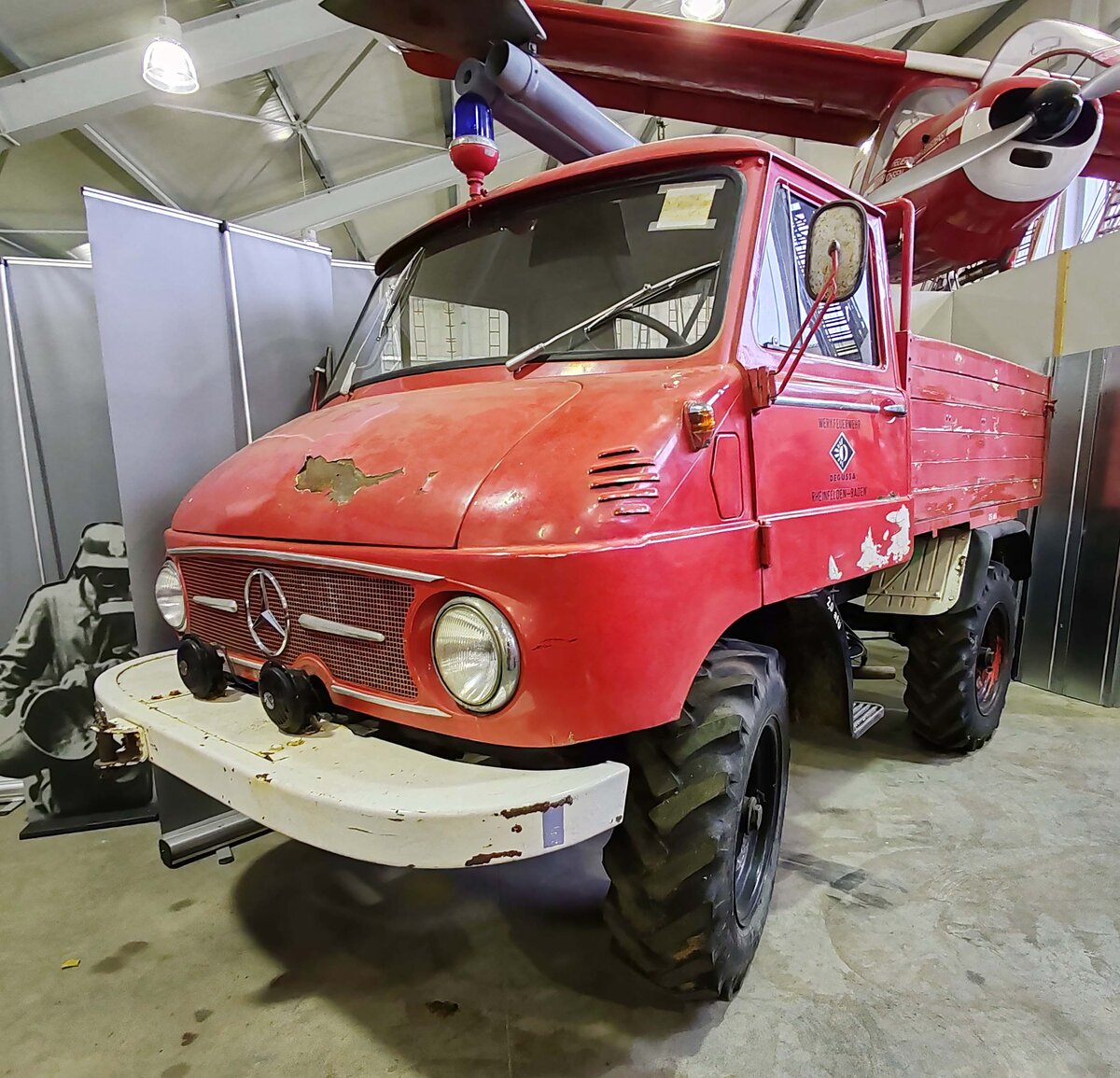 =Unimog als ehemaliges Einsatzfahrzeug der Werkfeuerwehr von DEGUSSA am Standort Rheinfelden-Baden. Zum Aufnahmezeitpunkt stand das Fahrzeug in der Depothalle des Fuldaer Feuerwehrmuseums, 11-2025