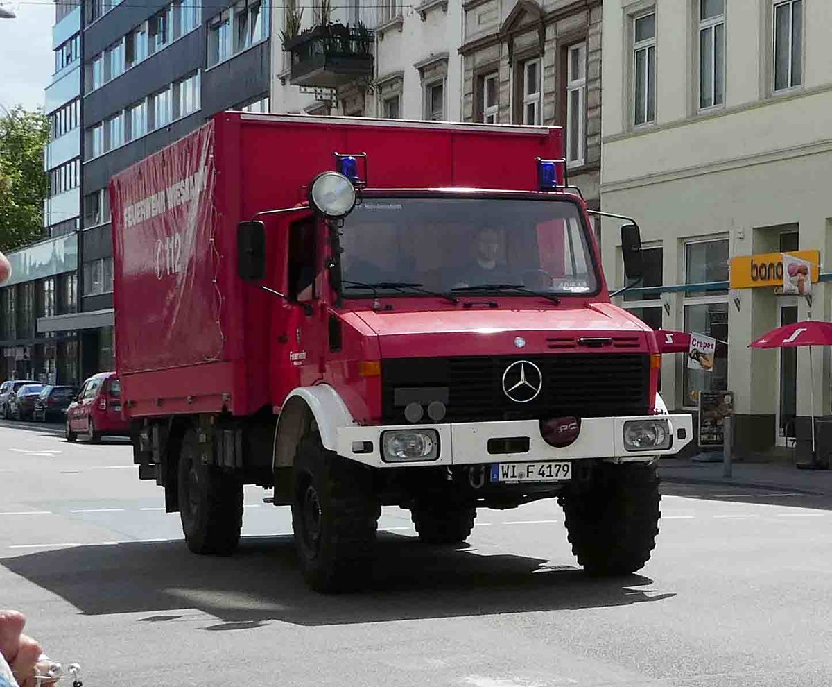 =Unimog als Gerätewagen der Feuerwehr WIESBADEN-NORDENSTADT unterwegs in Wiesbaden im Mai 2017