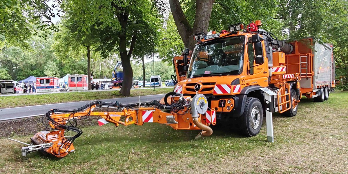 =Unimog U 527, 272 PS, der  Die Autobahn GmbH  ausgestattet mit M�hwerken zur Stra�enrandpflege und Schnittgutanh�nger, steht beim Hessentag in Fulda, 06-2026