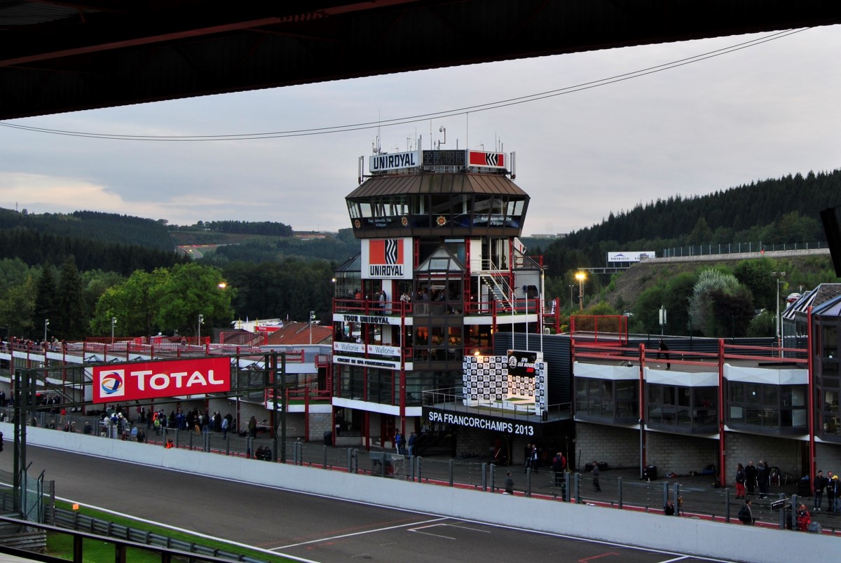 Uniroyal-Turm, den der Reifenhersteller 1985 errichtet hatte. Beim 6h Classic in Spa Francorchamps am des 20.Sep.2012.