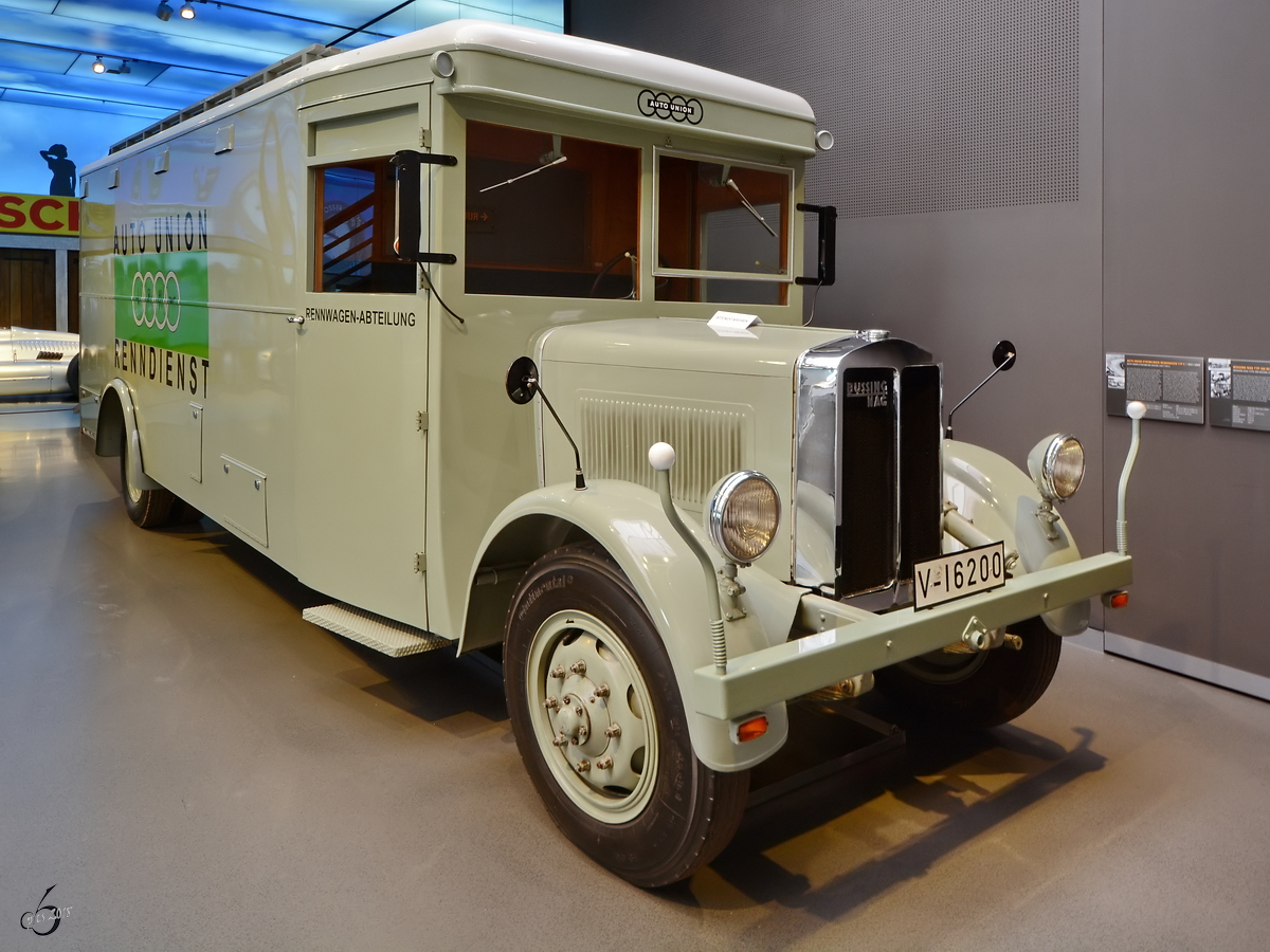 Unter Verwendung eines Büssing NAG 300 Fahrgestells wurde dieser Rennwagentransporter gebaut. (August Horch Museum Zwickau, August 2018)