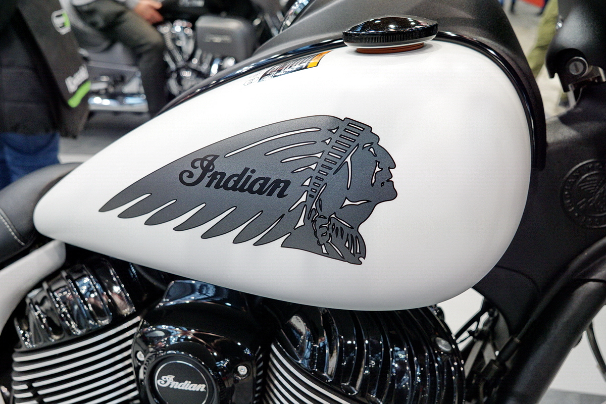Unverkennbar Indian. Logo auf dem Tank einer Indian Springfield Darkhorse. Foto: BMT (Berliner Motorrad Tage) Febr. 2020