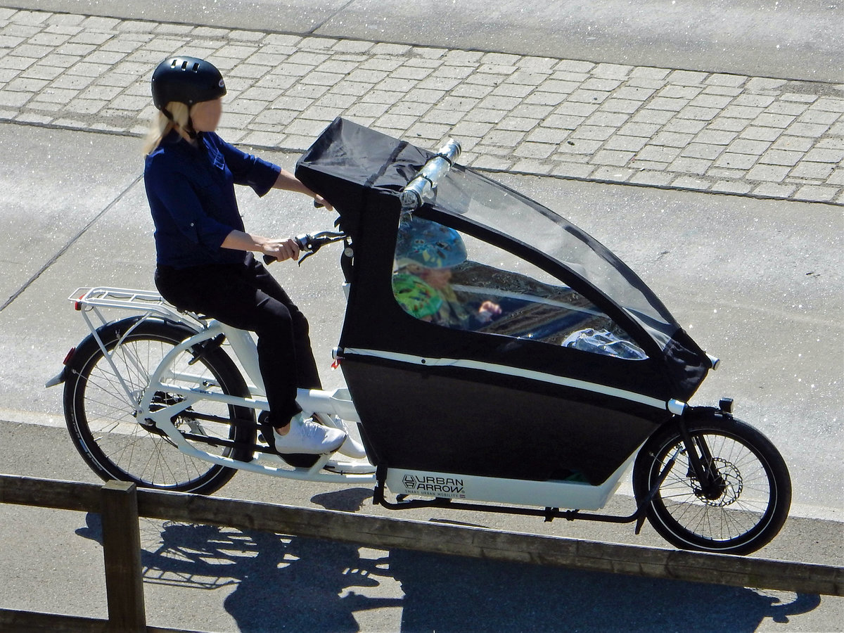 Urban Arrow, Modell Family, Kindertransporter mit elektrischer Tretkraftunterstützung. Gesehen am 26. Juni 2018 in Wetzikon, Kanton Zürich, Schweiz