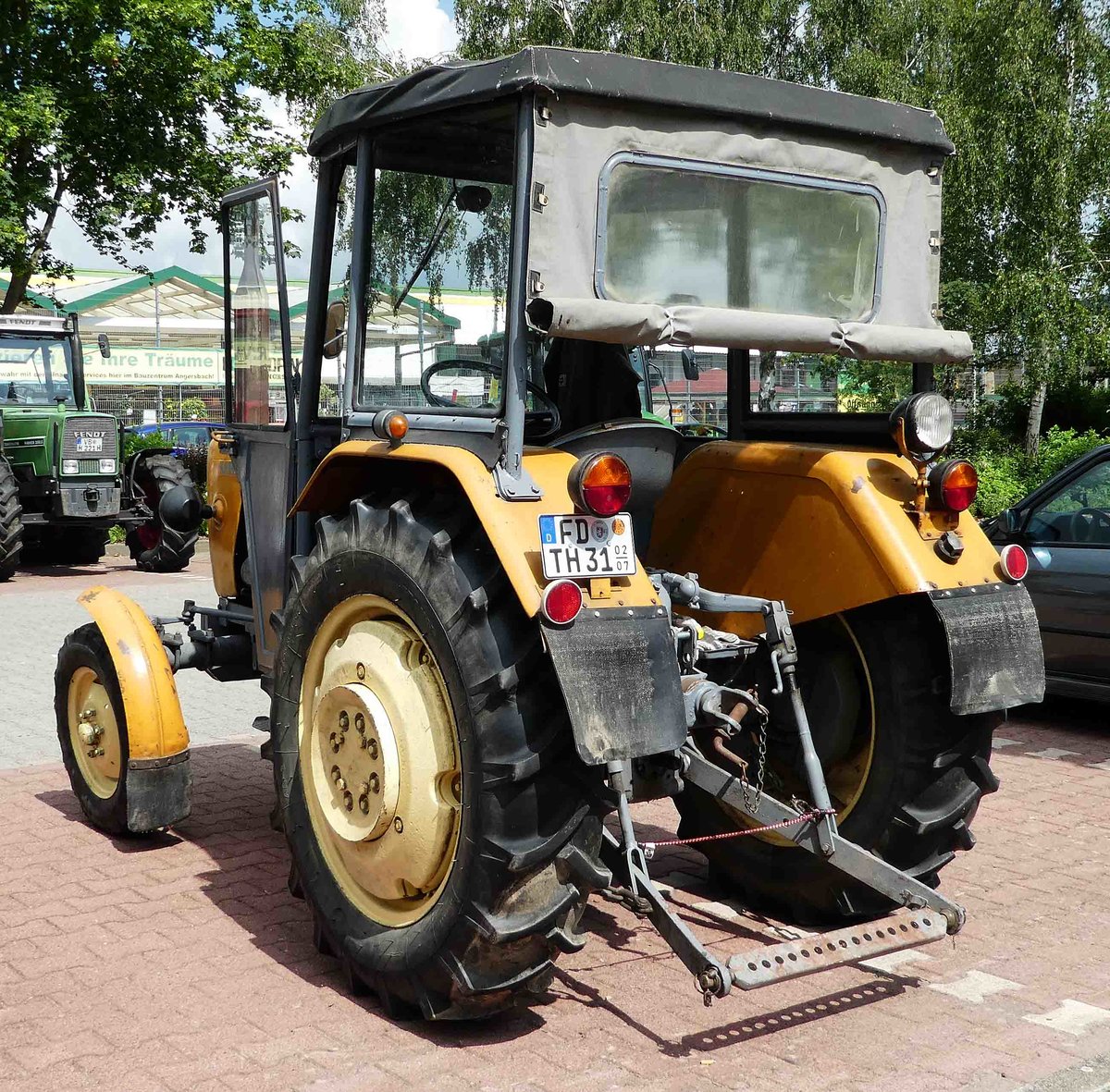 =Ursus C 330 steht bei der Traktorenausstellung  Ahle Bulldogge us Angeschbach oh Lannehuse  in Angersbach im Juni 2018