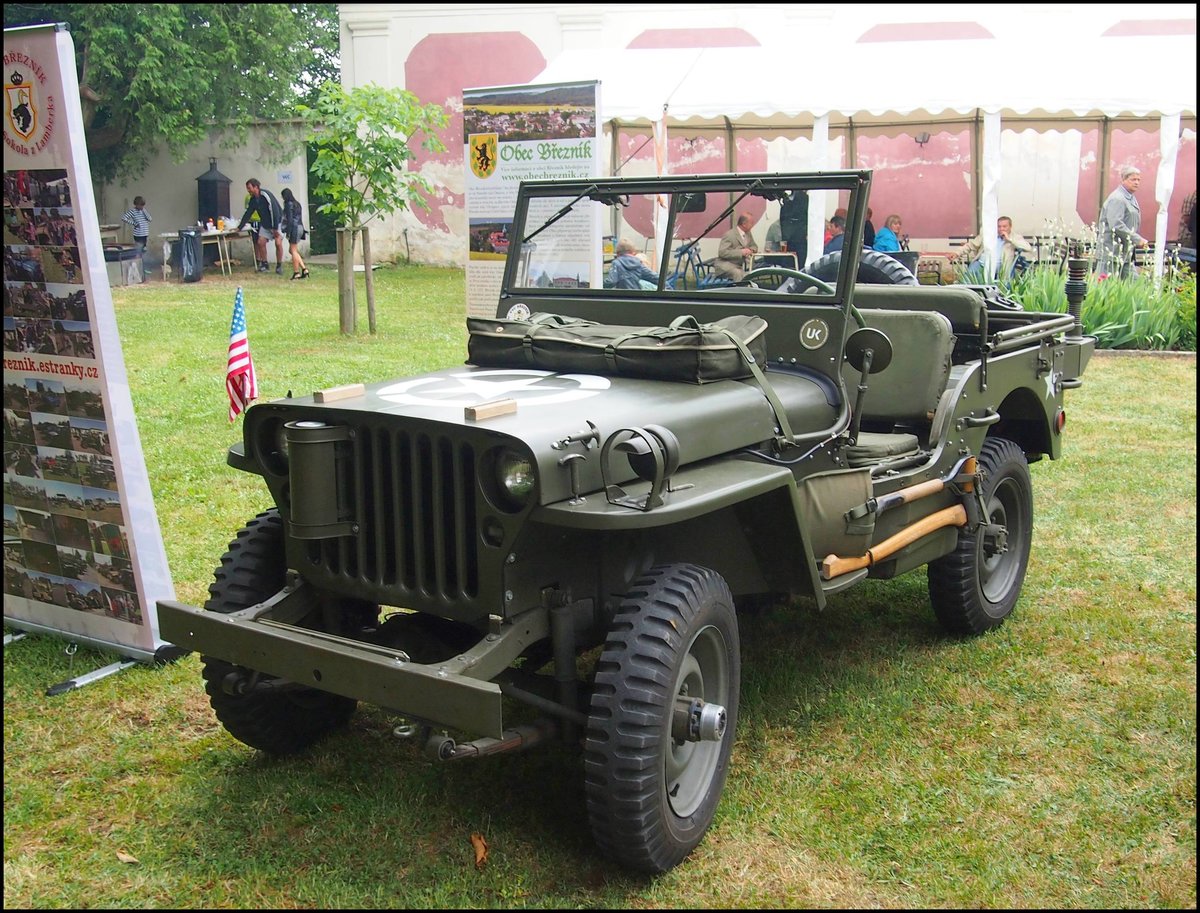 US-amerikanisches Geländefahrzeug Willys Jeep bei Eröffnungstag RAF Museum im Schloss Police am 17.6.2017.