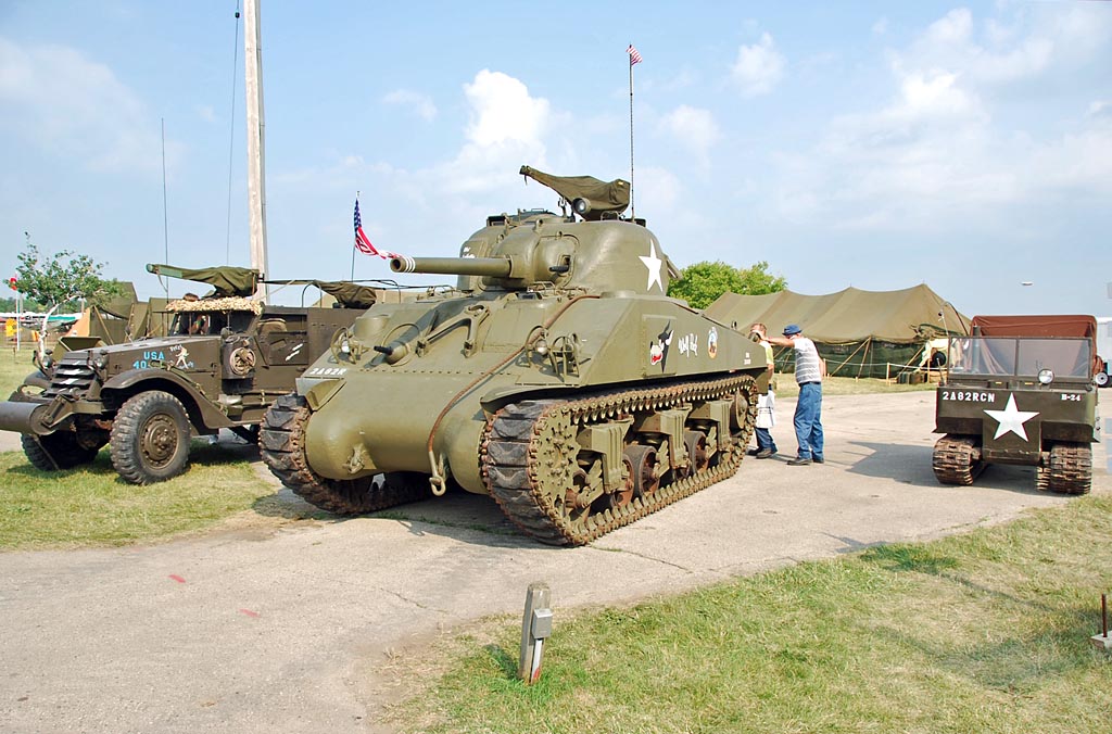 US-Army WW-II Fahrzeuge; von links nach rechts: M3 Halbkettenfahrzeug, M4 Sherman-Panzer, M 29 Weasel Zug- und Transportfahrzeug - Oshkosh 25.07.2007