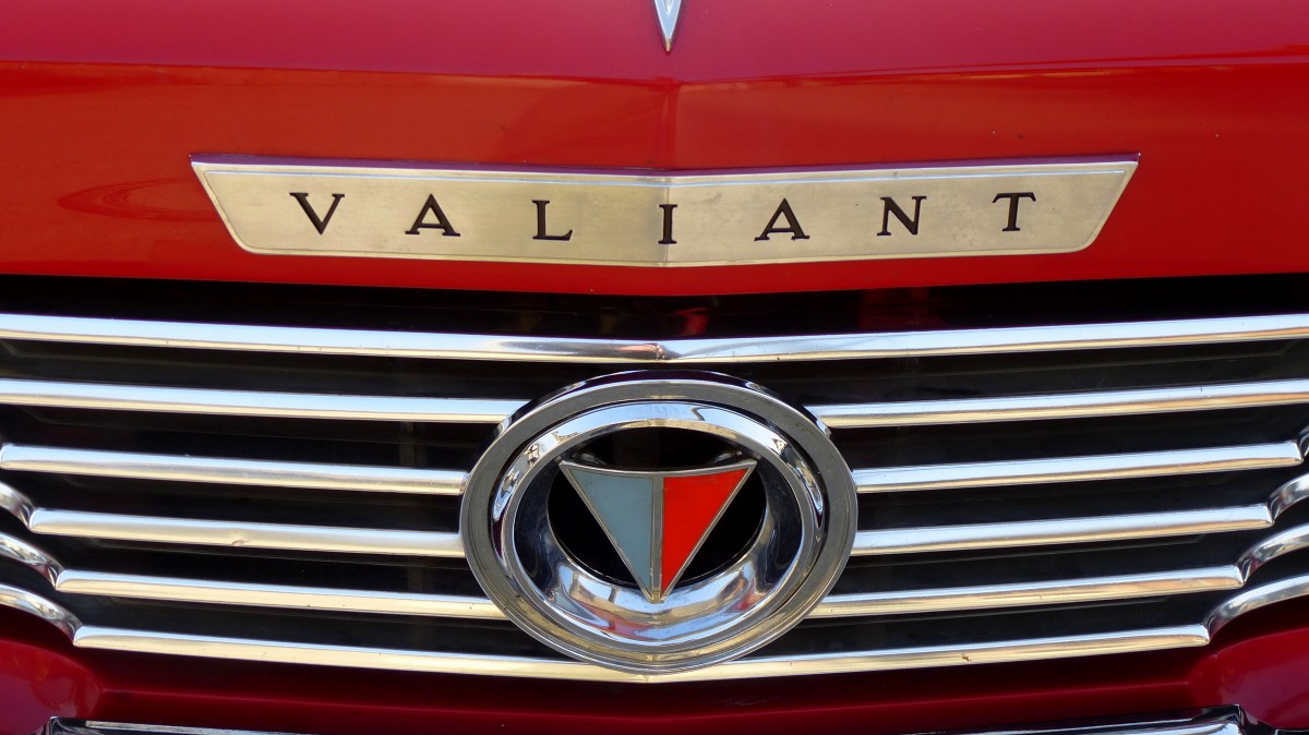 VALIANT, Khleremblem und Schriftzug an einem Oldtimer-PKW  VALIANT Signet 200V  der US-amerikanischen Autofirma Plymouth, April 2015