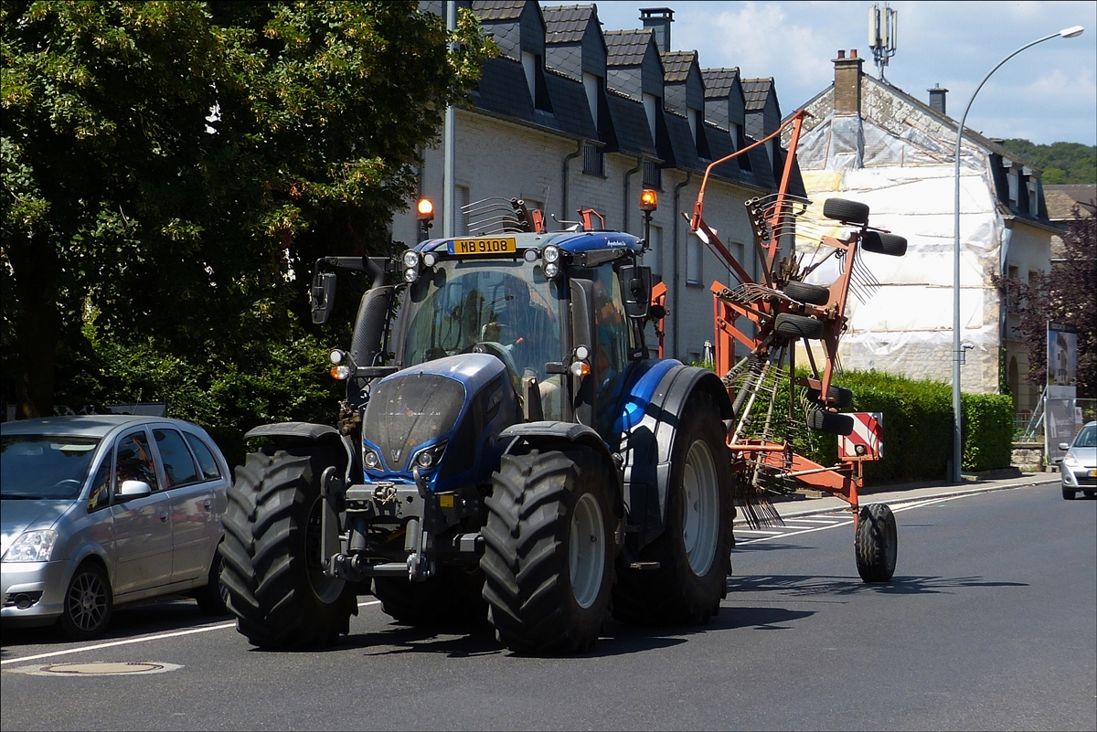 Valtra Traktor mit Heuwender auf dem Weg zum nächsten Feld.  02.08.2018