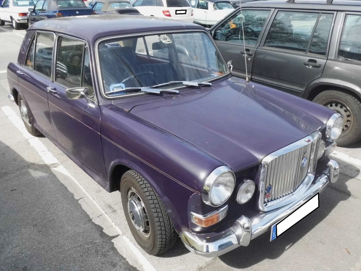 Vanden Plas Princess 1300, wie er von 1962 bis 1974 verkauft wurde. Vanden Plas war ein belgischer Karosserieschneider, der bereits seit 1906 in England Autokarosserien veredelte. Der abgelichtete Princess basiert auf den sogenannten ADO16-Modellen Austin bzw. Morris 1100 und 1300. Die Fahrzeuge von Vanden Plas waren wesentlich besser ausgestattet und optisch ansprechender, als die Brot- und Buttermodelle von Austin und Morris. Der 1100´er hat einen Hubraum von 1098 cm³ und leistet 55 PS, während der 1300´er (Foto) seine 60 PS aus einem Hubraum von 1275 cm³ bezieht. Besucherparkplatz der Retro Classics in Essen am April 2026.