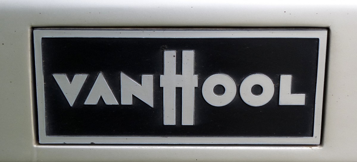 VANHOOL, Schriftzug der 1947 in Belgien gegrndete Nutzfahrzeugfirma mit Schwerpunkt Autobusherstellung, Mai 2014