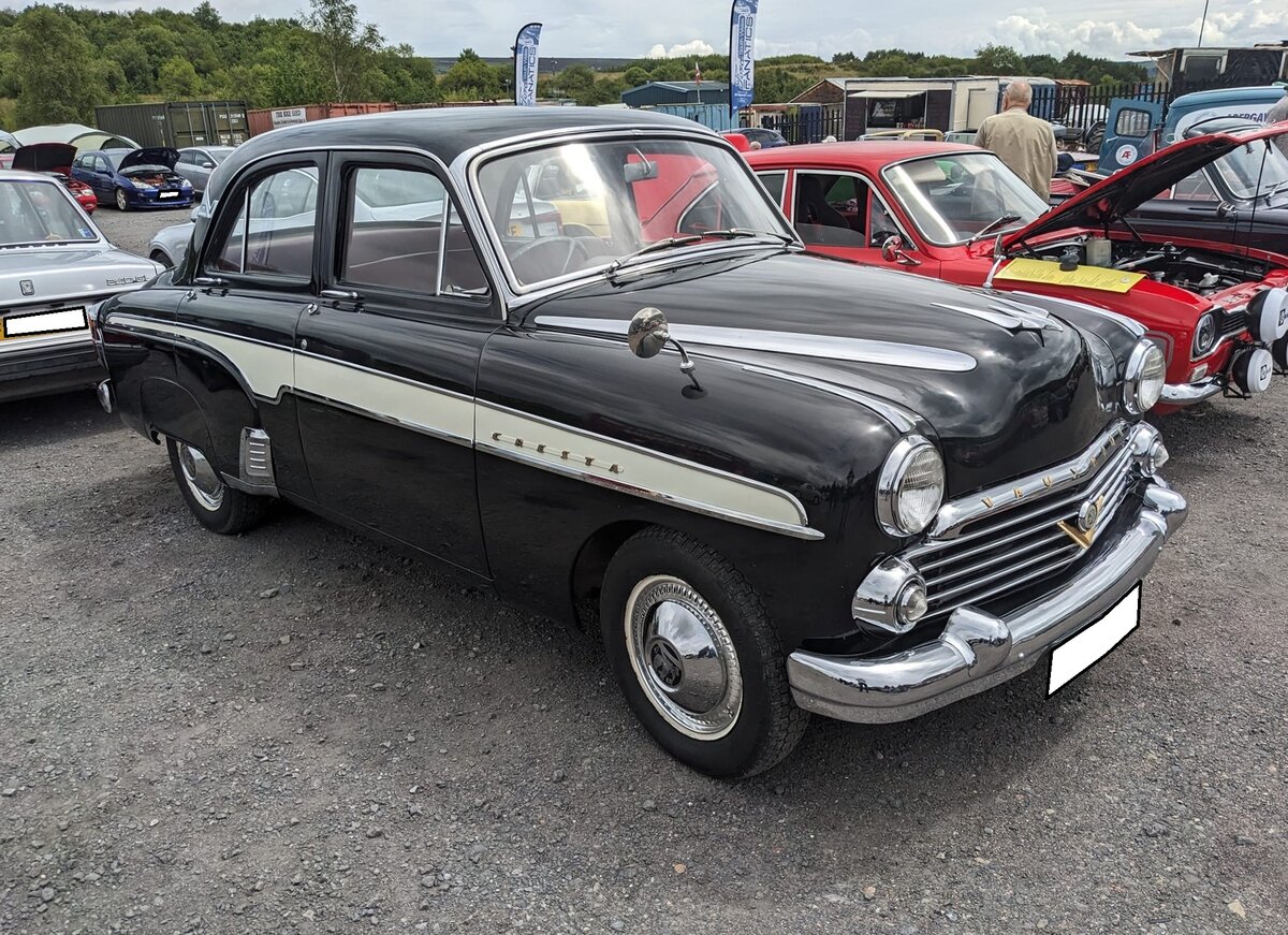 Vauxhall Cresta EIPC aus dem Jahr 1957. Der  Cresta  war das Luxusmodell der Baureihe Vauxhall Velox und wurde in dieser Form von 1954 bis 1957 produziert. Gegenüber dem Basismodell Velox waren eine Heinzugsanlage, eine Zeituhr und eine Polsterung aus Leder verbaut. Äußerlich erkannte man das Modell am farbig abgesetzten Seitenstreifen. Den Antrieb besorgt ein Sechszylinderreihenmotor mit einem Hubraum von 2262 cm³ und einer Leistung von 68 PS. Classic car meeting am 13.07.2024 in Blaenavon/South-Wales.