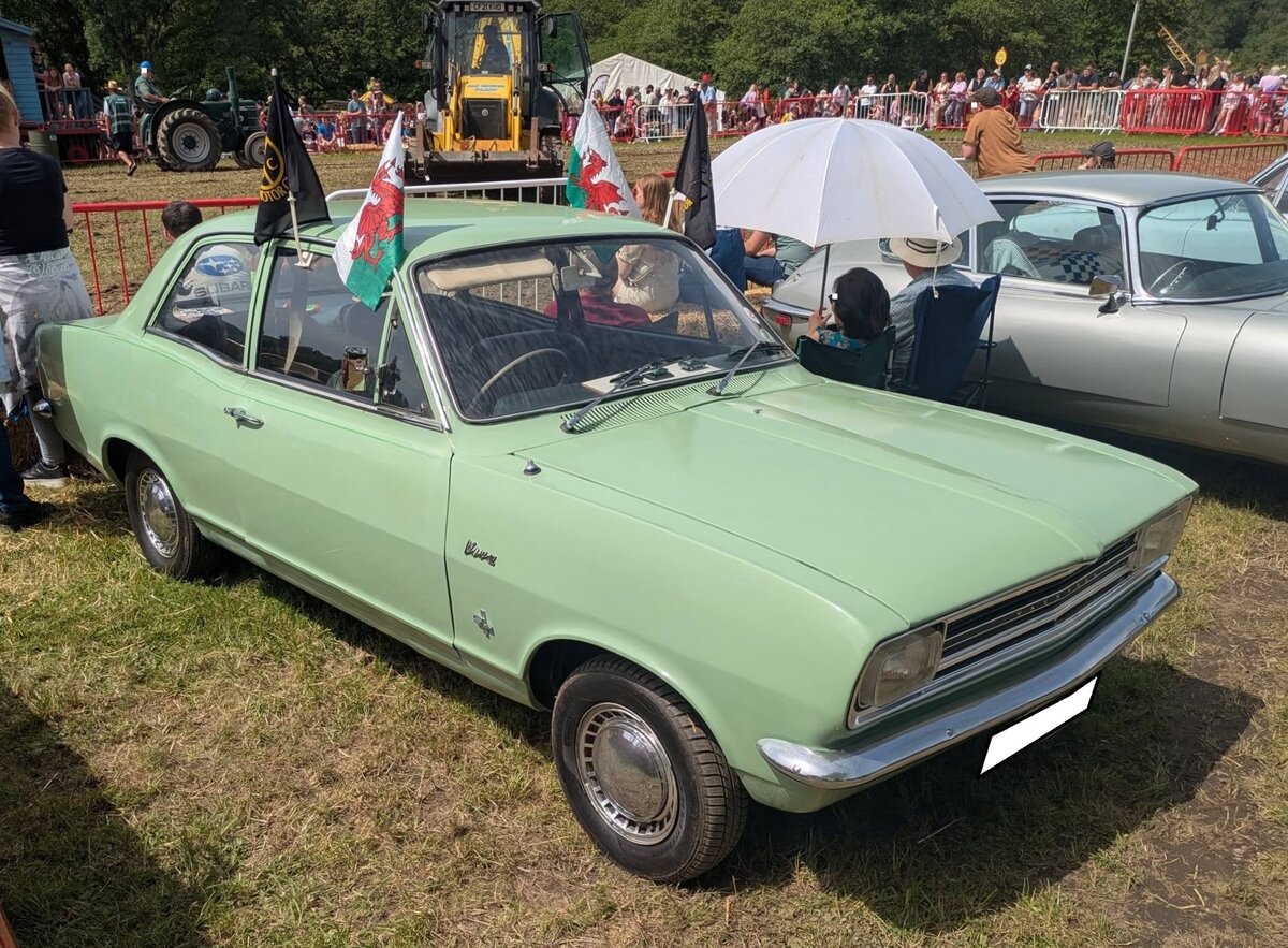 Vauxhall Viva Series HB in der Karosserieversion zweit�rige Limousine aus dem Jahr 1967. Als Nachfolger der kantigeren HA-Baureihe zeichnete sich der  HB  durch eine deutlich gr��ere Karosserie und das sogenannte  Coke-Bottle-Design  jener Zeit aus. Zwischen 1966 und 1970 verkaufte die britische GM-Tochter Vauxhall rund 550.000 Fahrzeuge dieses Typs. Der Vierzylinderreihenmotor hat in diesem  Viva  einen Hubraum von 1159 cm� und leistet, je nach georderter Vergaserbest�ckung, 48 PS oder 57 PS. Der Wagen d�rfte im damaligen Farbton pampas green lackiert sein. Abergavenny Steam and Vintage Show am 27.05.2023.