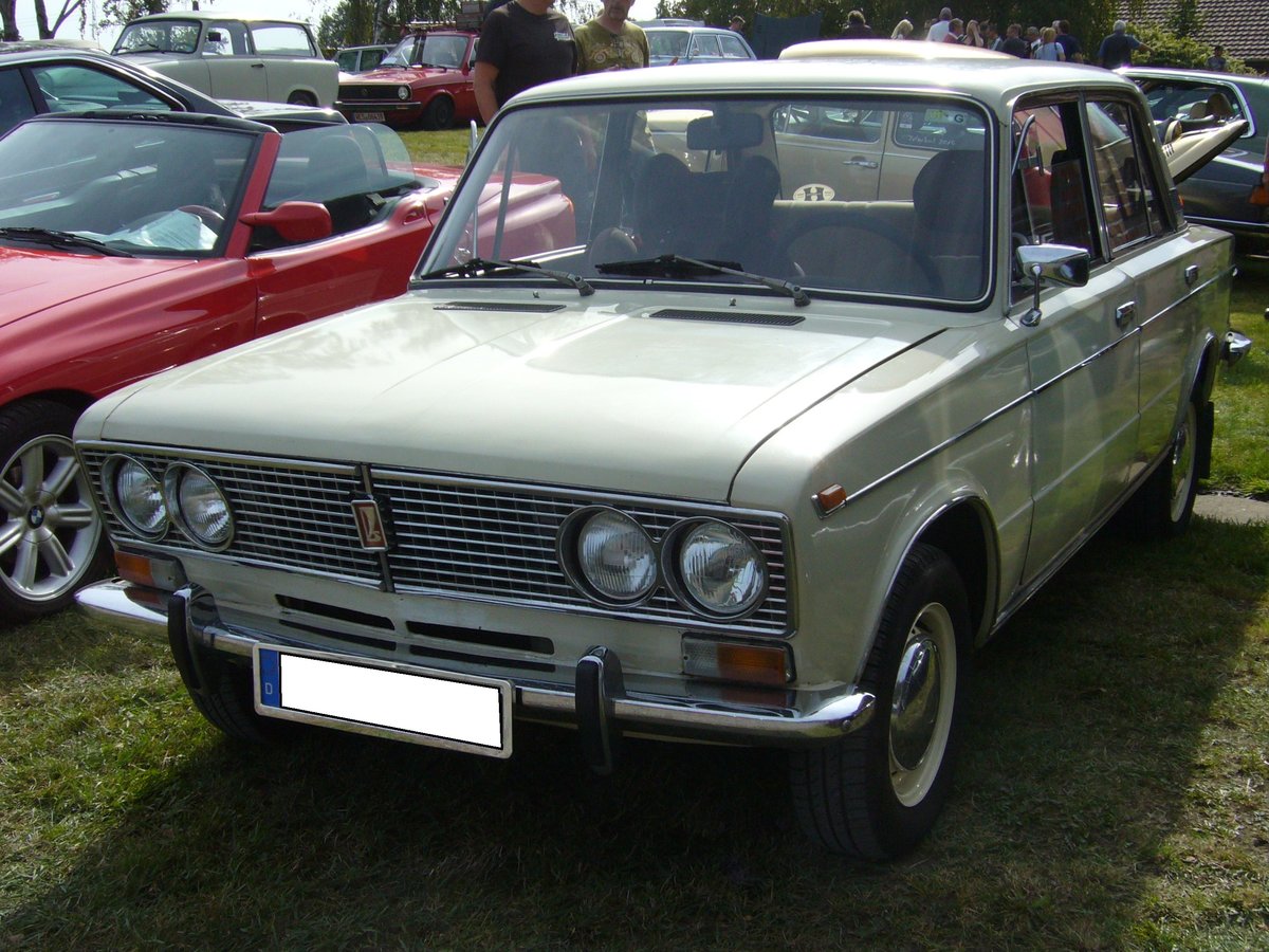 VAZ 2103 Lada 1500, produziert von 1973 bis 1984. Im Januar 1973 präsentierte die Marke aus Togliattigrad den 2103 oder 1500, wie er im Westen genannt wurde. Er hatte einen Vierzylinderreihenmotor mit einem Hubraum von 1451 cm³ und leistete 77 PS. Die Karosserie wurde leicht modifiziert, erinnerte aber immer noch an den Fiat 125. Oldtimertreffen des Oldtimerclubs Schermbeck am 22.09.2019 in Lühlerheim.
