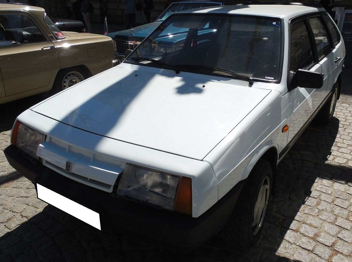 VAZ 2109 = Lada Samara f�nft�rig. Die neue Baureihe Samara startete als dreit�riges Auto mit der Modelbezeichnung VAZ 2108 und einem Vierzylinderreihenmotor mit einem Hubraum von 1288 cm� und einer Leistung von 64 PS. Es war das erste Modell von Lada, dass mit Frontantrieb und einem F�nf-Gang-Getriebe angeboten wurde. Im Jahr 1986 folgte der hier gezeigte, f�nft�rige, VAZ 2109 mit dem gleichen Basismotor. F�r den Export wurden beide Modelle auch mit einem 1100 cm� Motor mit 54 PS und einem 1499 cm� Motor mit einem Leistungsspektrum von 70 PS bis 78 PS angeboten. Mitte der 1990´er Jahre entfiel der 1100´er Motor ersatzlos. Ab 1997 wurde der 2109 als  Lada Baltic auf der Basis in Finnland montiert. Die Produktion des dreit�rigen 2108 wurde Ende 2003 eingestellt und 2004 endete die Produktion des f�nft�rigen 2109. Oldtimer Fr�hling des AMC Kettwig am 01.05.2026 in Essen Kettwig.