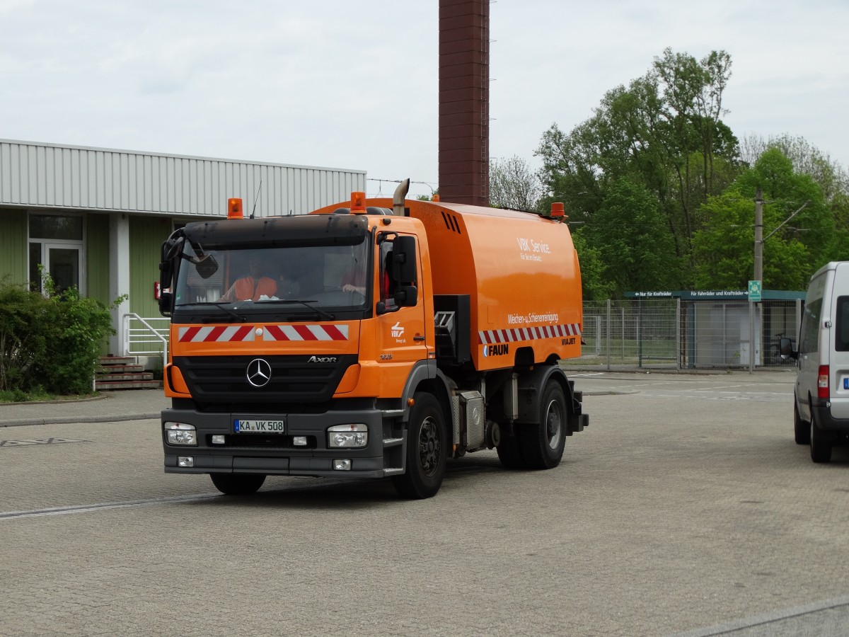 VBK Mercedes Benz Axor Kehrmaschiene in Karlsruhe Betriebshof West beim Tag der Offenen Tür am 25.04.15 