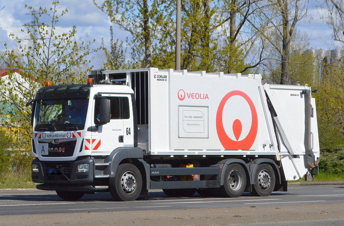 Veolia Umweltservice Ost GmbH & Co. KG mit einem MAN TGS 26.360 Müllentsorgungsfahrzeug mit ZOELLER MEDIUM X2 Müllpresse am 26.04.21 Berlin Marzahn. 