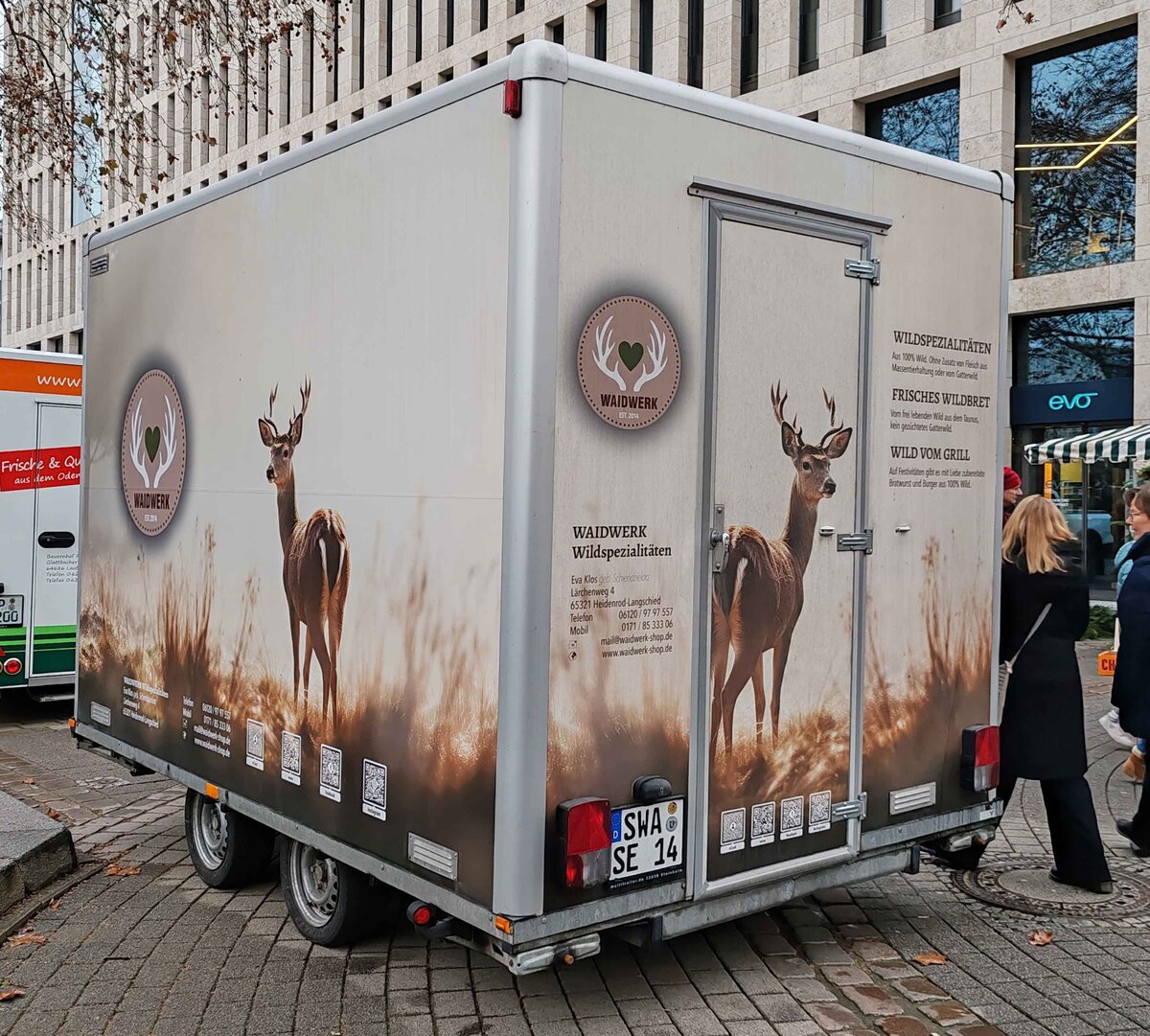 =Verkaufsanhänger von WAIDWERK steht auf dem Wochenmarkt in Wiesbaden, 12-2025
