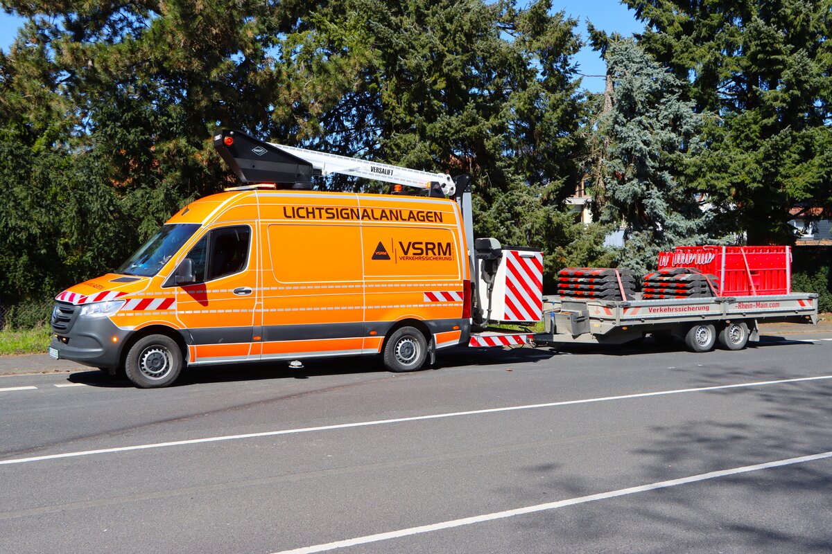 Verkehrssicherung Rhein Main Mercedes Benz Sprinter mit Hebebühne am 02.04.26 in Hanau