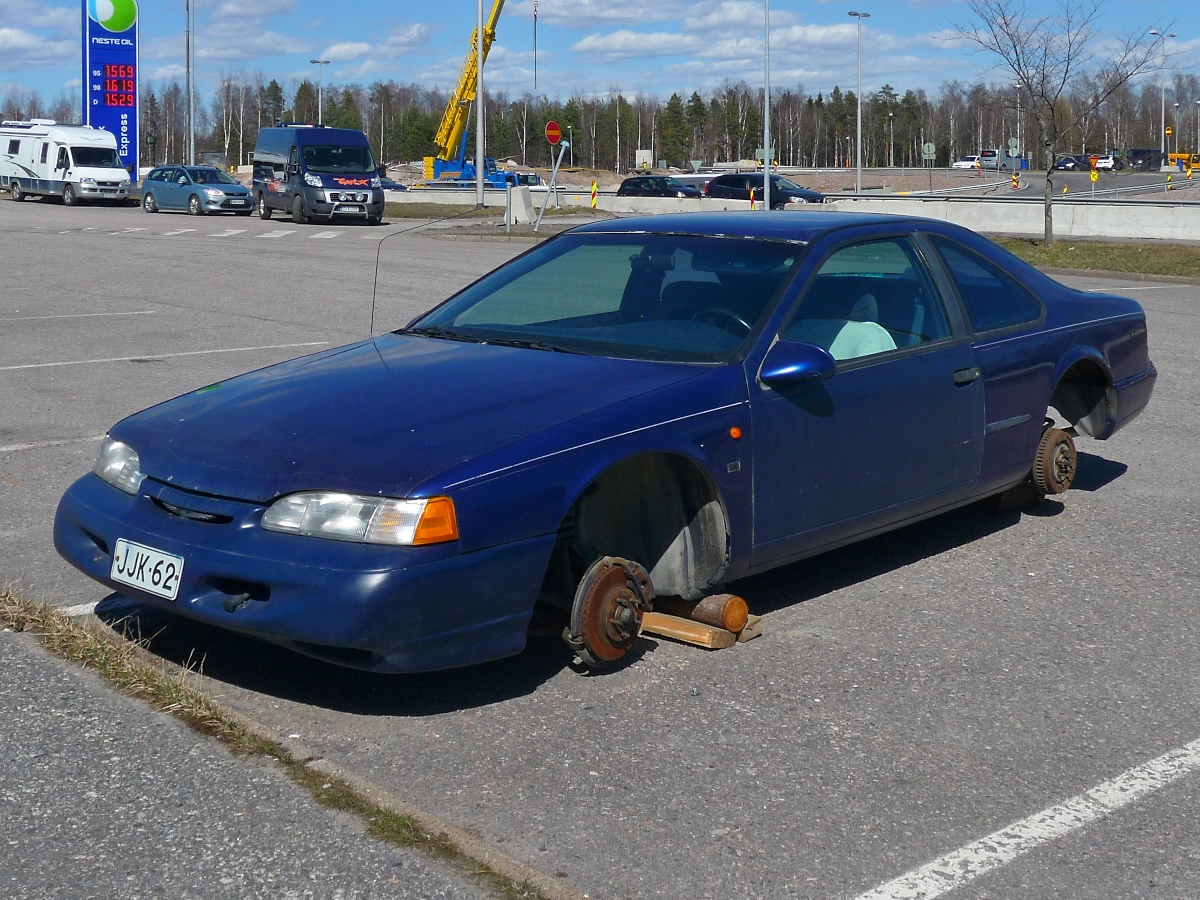 Vermutlich sind bei diesem Fahrzeug die Räder einfach weggerostet...
Gesehen auf dem Parkplatz einer Autobahn-Raststätte in Finnland, 3.5.13